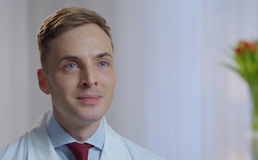 Ung och snygg dermatolog, man, om fillers, hudvård, fillers, rynkfillers, hakfillers, käklinjefillers